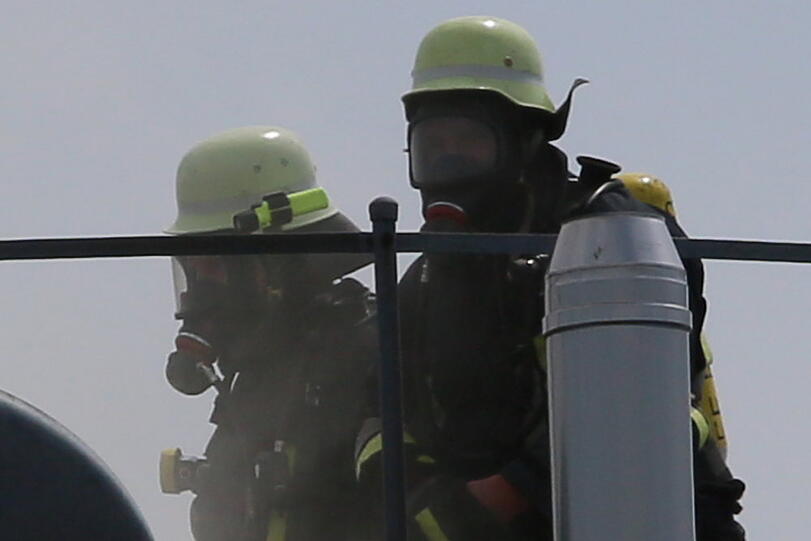Bei einem Schreinereibetrieb geriet ein Holzspänesilo in Brand. Die Feuerwahr war mit Löschfahrzeugen vor Ort.
