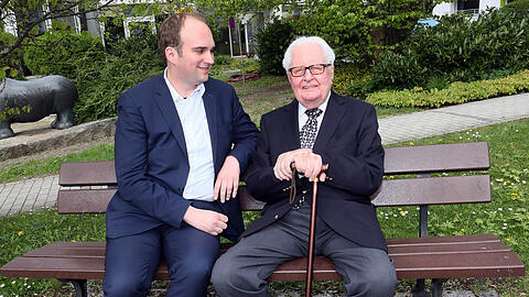 Das ist mein Mann: Hans-Jochen Vogel (rechts) und Schützling Sebastian Roloff im Garten des Augustinums, wo Vogel seit etwa zehn Jahren lebt.