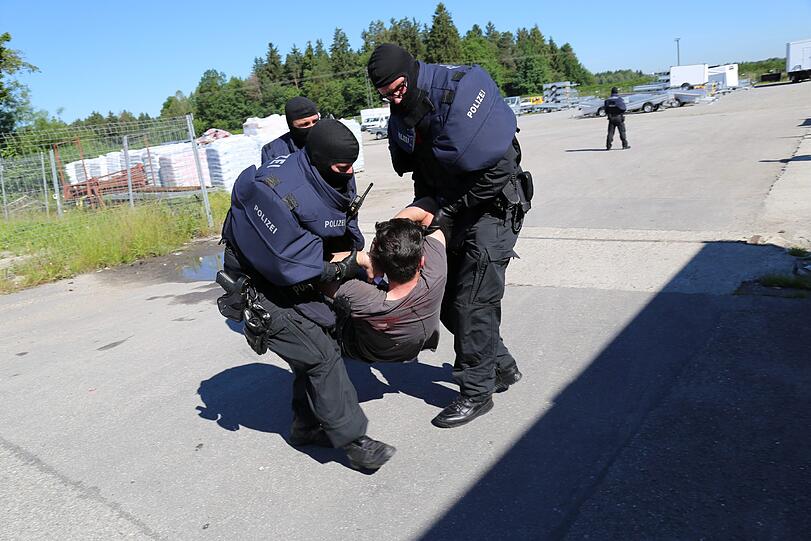 Feuer, Kunstblut und falsche Attentäter: Die Bilder vom Übungswochenende des MKT gibt's hier zum Durchklicken.