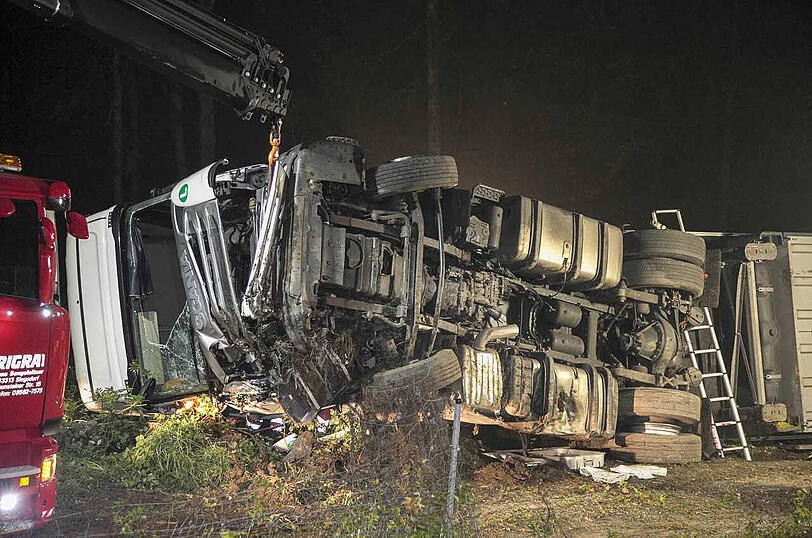 40 Tonnen schwerer Fleisch-Laster kippt um: A8 gesperrt - Bilder vom Bergungseinsatz.