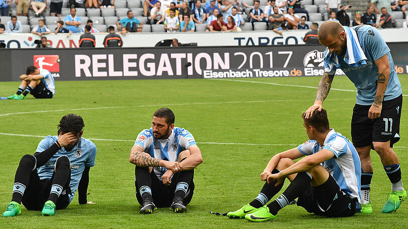 TSV 1860 München (seit 2016): Im Juli 2016 wechselt Mölders fest nach Giesing - mit großen Ambitionen. Doch: Am 30. Mai 2017 dann der große Absturz: Der SSV Jahn Regensburg schießt die Löwen in die Dritte Liga. Und es kommt noch schlimmer: Der Verein erfüllt die Lizenzauflagen des DFB nicht und muss in der Saison 2017/2018 in der Regionalliga Bayern - Mölders (Mi.) bleibt.