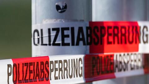 Ein Flatterband mit der Aufschrift "Polizeiabsperrung". Foto: Robert Michael/dpa-Zentralbild/dpa/Symbolbild