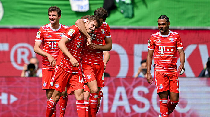 Josip Stanisic erzielt in Wolfsburg sein erstes Pflichtspieltor für den FC Bayern.