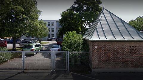 Blick auf die städtische Balthasar-Neumann-Realschule in der Hugo-Wolf-Straße.