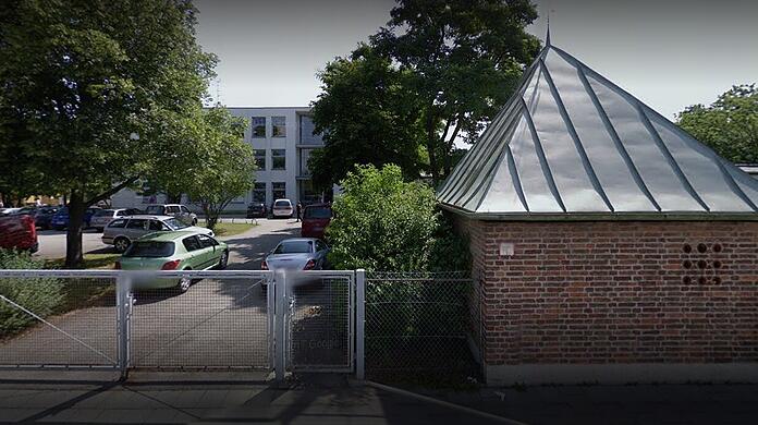 Blick auf die städtische Balthasar-Neumann-Realschule in der Hugo-Wolf-Straße.