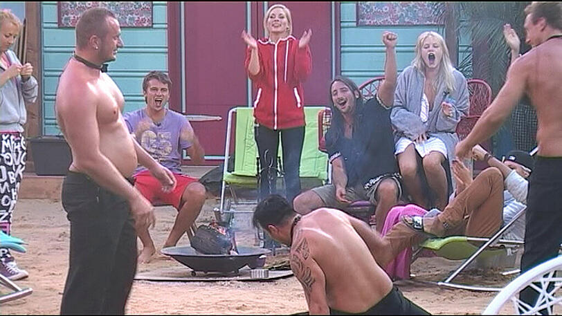 Der Gogo-Tanz-Erprobte Cosimo mit seinen Mitbewohnern Steve und Rene eine Performance einstudieren, so die Ansage von Big Brother.