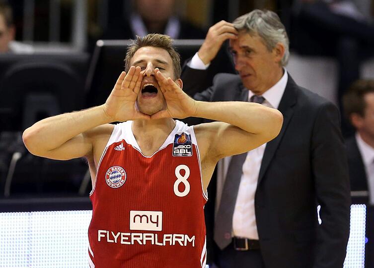 Bayerns Aufbauspieler Heiko Schaffartzik - im Hintergrund Trainer Svetislav Pesic.