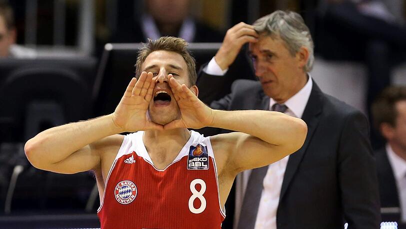 Bayerns Aufbauspieler Heiko Schaffartzik - im Hintergrund Trainer Svetislav Pesic. Bayerns Aufbauspieler Heiko Schaffartzik - im Hintergrund Trainer Svetislav Pesic.