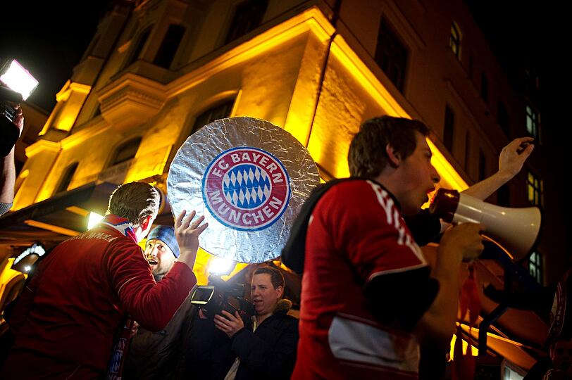 Nicht die ganz ausgelassene Party auf der Leopoldstraße: Nach dem Sieg gegen Hertha ist der FC Bayern Meister 2014 - caber nur wenige feiern auf Münchens Straßen.