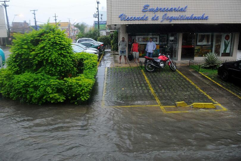 In Recife erwartet die USA und Deutschland eine Wasserschlacht. Die irren Regen-Bilder aus Recife!