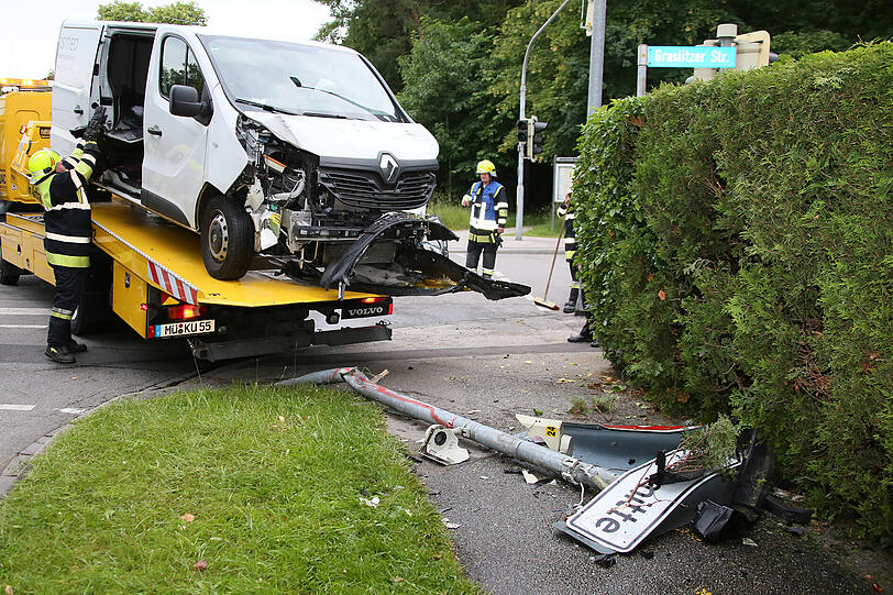 Ein Atemalkohol-Test bei dem BMW-Fahrer ergab einen Wert von 1,6 Promille, er wurde daraufhin von der Polizeistreife nach Mühldorf in Krankenhaus gebracht.