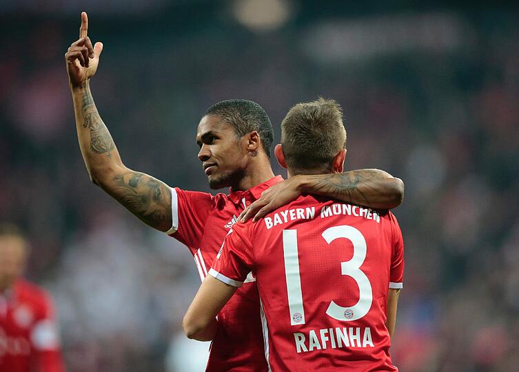 Douglas Costa freut sich über sein Traumtor