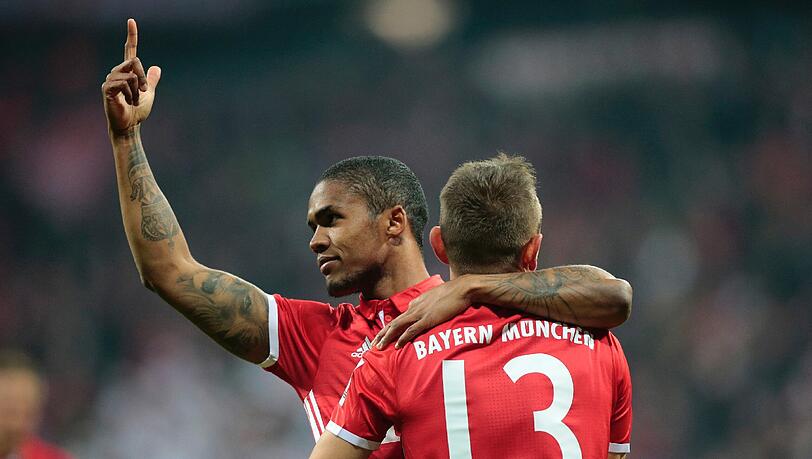 Douglas Costa freut sich über sein Traumtor Douglas Costa freut sich über sein Traumtor