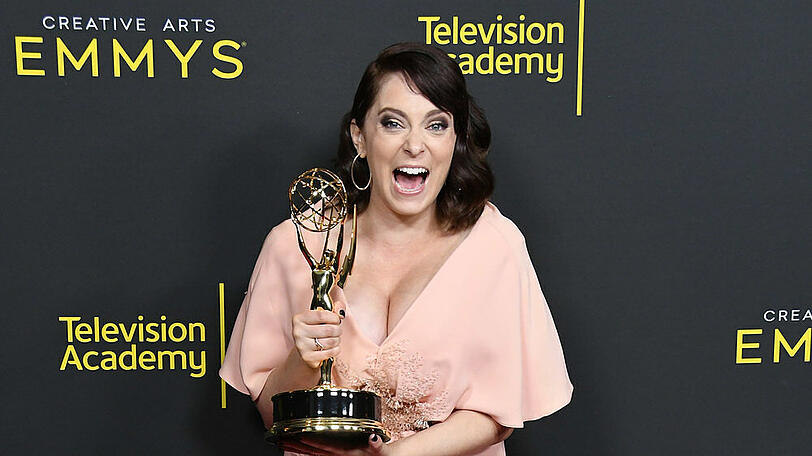 Baby und Emmy für Rachel Bloom