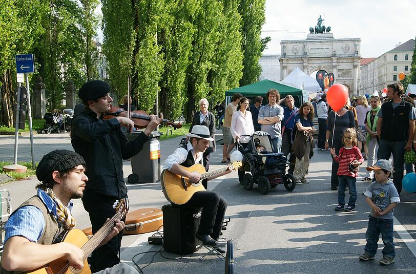 Am letzten Juniwochenende war in Schwabing das Corso Leopold. Am Sonntag ist nun das Sommerfest in Altschwabing, zwischen Münchner Freiheit und Englischem Garten.