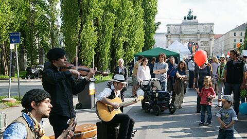 Am letzten Juniwochenende war in Schwabing das Corso Leopold. Am Sonntag ist nun das Sommerfest in Altschwabing, zwischen Münchner Freiheit und Englischem Garten.