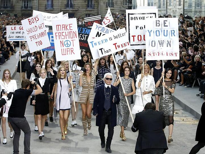 Karl Lagerfeld beherrschte die Kunst der großen Inszenierung.
