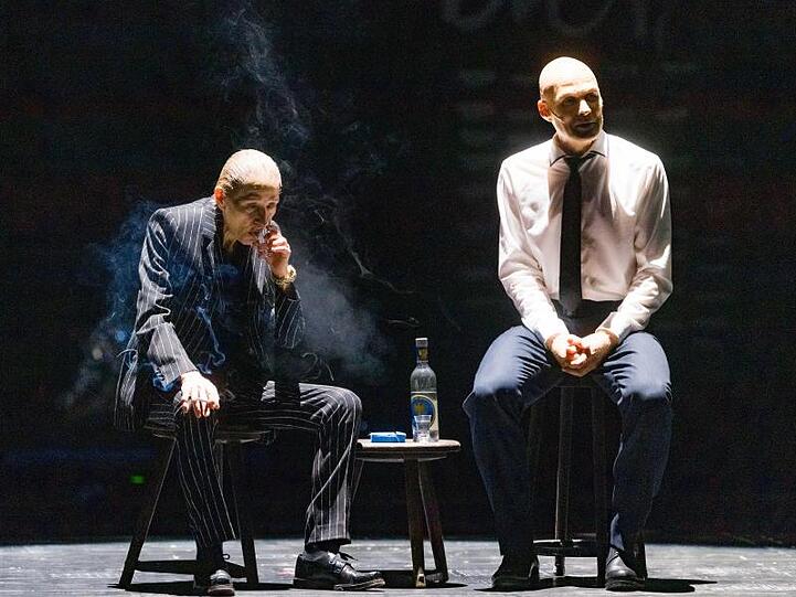 Anatoli Schapiro (Barbara Nüsse) und Alexander Orlow (Jirka Zett) führen ein Gespräch.