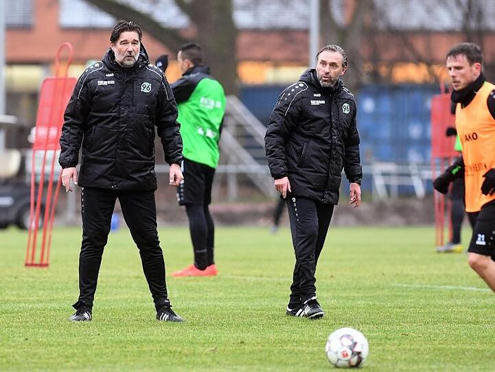 Trainer Thomas Doll (M.) soll Hannover 96 vor dem Abstieg bewahren.