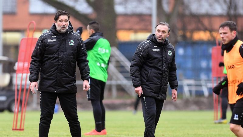 Trainer Thomas Doll (M.) soll Hannover 96 vor dem Abstieg bewahren. Trainer Thomas Doll (M.) soll Hannover 96 vor dem Abstieg bewahren.