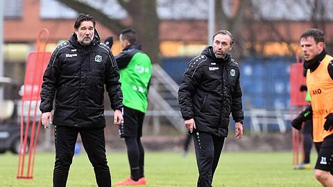 Trainer Thomas Doll (M.) soll Hannover 96 vor dem Abstieg bewahren.
