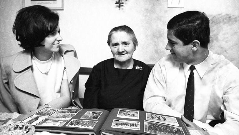 Gerd Müller mit Gattin Uschi auf Heimatbesuch bei Mama Müller in Nördlingen. Gerd Müller mit Gattin Uschi auf Heimatbesuch bei Mama Müller in Nördlingen.