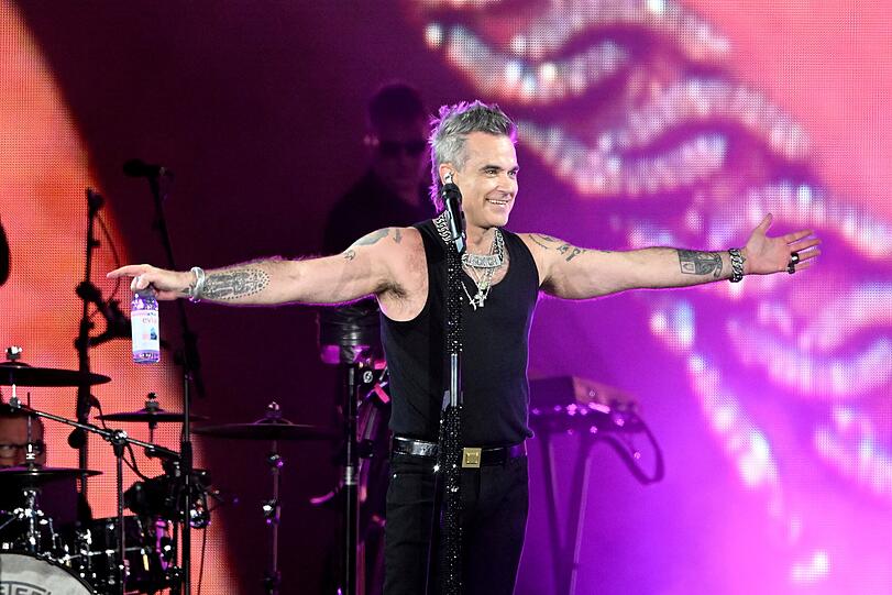 Robbie Williams live auf der Bühne am 27.08.2022 in München auf dem Messegelände.