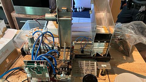 500 Zigaretten pro Stunde konnte die Maschine fertigstellen.