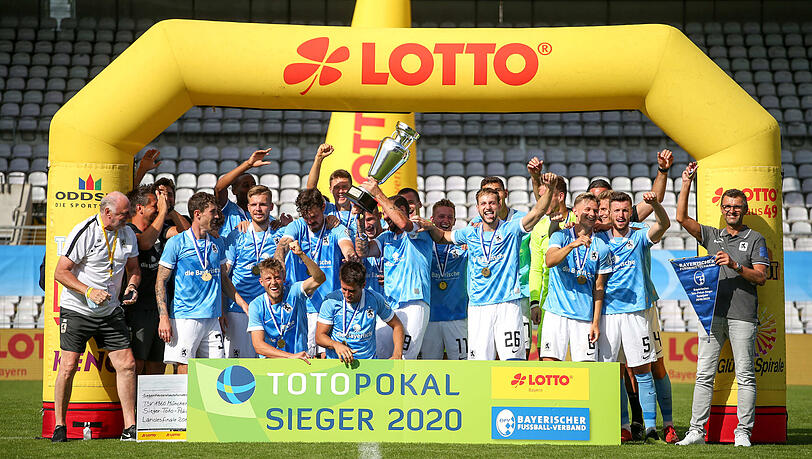 Der TSV 1860 als Totopokal-Sieger 2020. Der damalige Kapitän Sascha Mölders (Mitte) stemmt den Pokal, Trainer Michael Köllner (r.) jubelt mit Sieger-Wimpel und Daniel Wein (6.v.l.) freut sich im Stillen. Der TSV 1860 als Totopokal-Sieger 2020. Der damalige Kapitän Sascha Mölders (Mitte) stemmt den Pokal, Trainer Michael Köllner (r.) jubelt mit Sieger-Wimpel und Daniel Wein (6.v.l.) freut sich im Stillen.