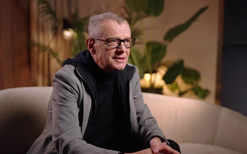 Jörg Hellwig war mal Chef der Plattenfirma Electrola und kennt sich in der deutschen Musikbranche bestens aus. Auch er blickt im Beitrag auf die spezielle Geschichte der Neuen Deutschen Welle. Jörg Hellwig war mal Chef der Plattenfirma Electrola und kennt sich in der deutschen Musikbranche bestens aus. Auch er blickt im Beitrag auf die spezielle Geschichte der Neuen Deutschen Welle.