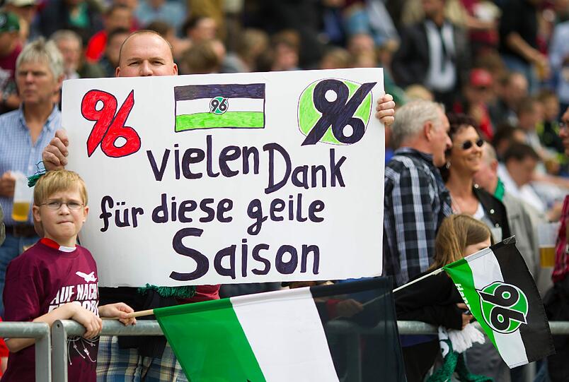 Fans von Hannover 96 bedanken sich bei ihrer Mannschaft.