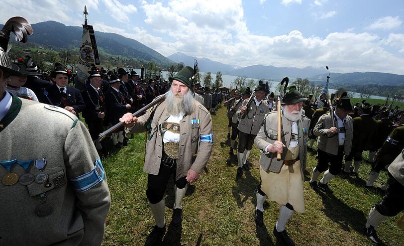 Nach dem Festakt zogen die Schützen in ihren farbenfrohen Monturen - so heißen die trachtenähnlichen Uniformen &ndash; ins Festzelt, wo das Treffen feuchtfröhlich ausklang.