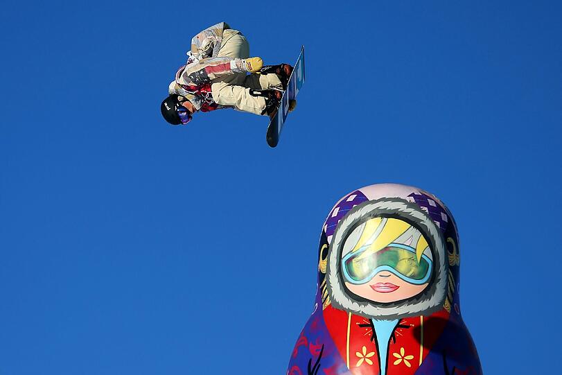 Snowboarden mit Matrjoschka.