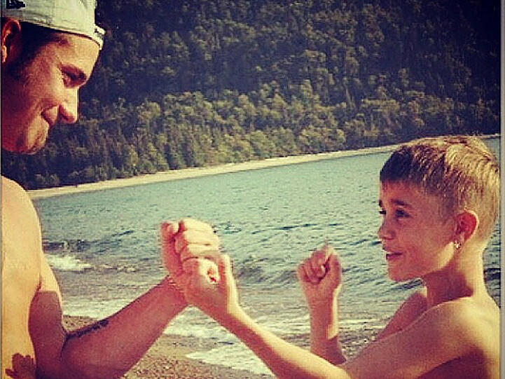 Lang ist's her: Justin Bieber rauft mit seinem Vater am Strand