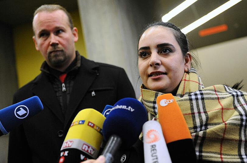 Nimmt Zschäpes Entschuldigung nicht an: Gamze Kubasik mit ihrem Anwalt Sebastian Scharmer. 	Foto: dpa