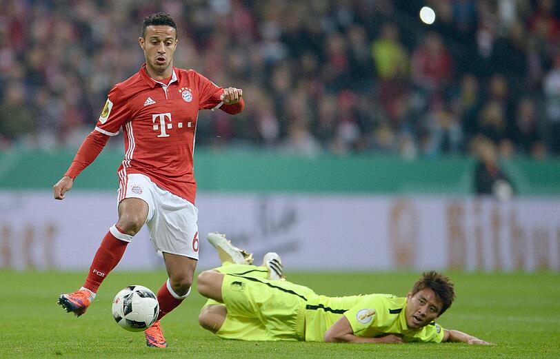 THIAGO: NOTE 2. Übernahm die Alonso-Position vor der Abwehr. Teilweise einen Tick zu lässig. Verfehlte das Tor kurz vor der Pause nur knapp (40.). Der Leader der jungen Bayern-Elf (24,8 Jahre im Schnitt).