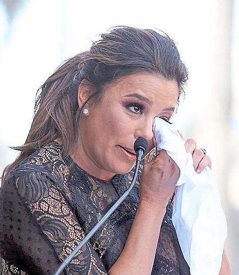 Tränen des Glücks: Eva Longoria greift zum Taschentuch.