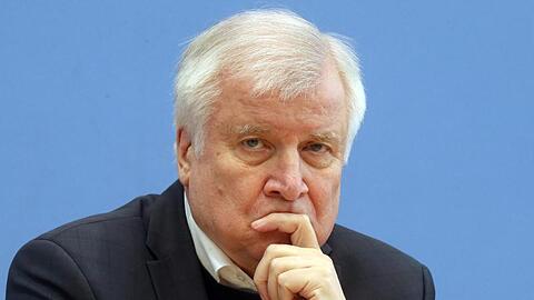Horst Seehofer bei einer Pressekonferenz. Foto: Wolfgang Kumm/dpa/Archiv