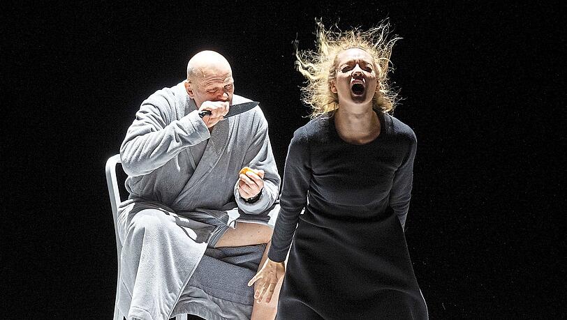 Bo Skovhus als Vater mit Vera Lotte Böcker als Nadja in der Oper "Bluthaus" von Georg Friedrich Haas.