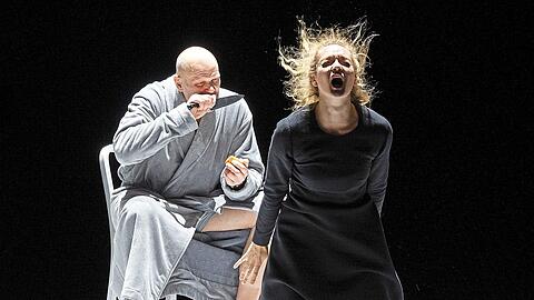 Bo Skovhus als Vater mit Vera Lotte Böcker als Nadja in der Oper "Bluthaus" von Georg Friedrich Haas.