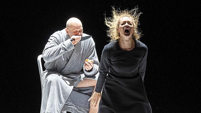 Bo Skovhus als Vater mit Vera Lotte Böcker als Nadja in der Oper "Bluthaus" von Georg Friedrich Haas.