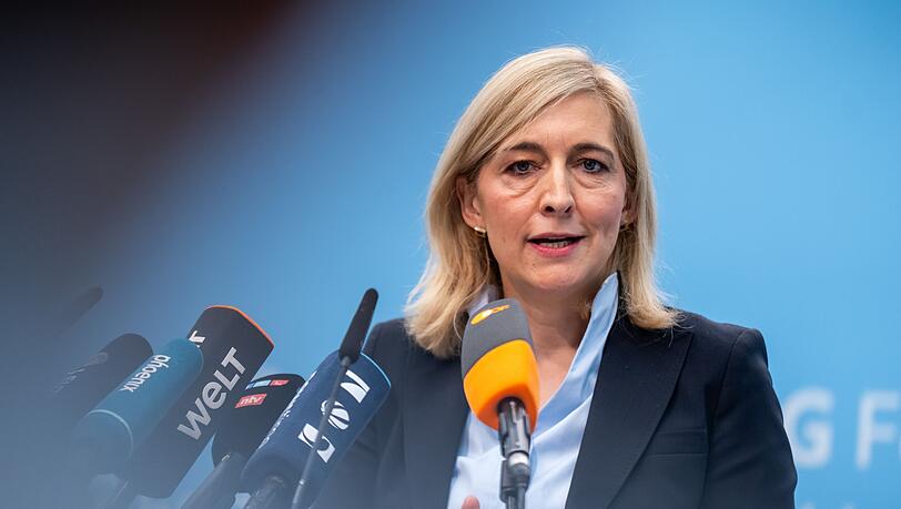 Nach Plänen von Ministerin Warken sollen die Beiträge stabil bleiben können. Nach Plänen von Ministerin Warken sollen die Beiträge stabil bleiben können.