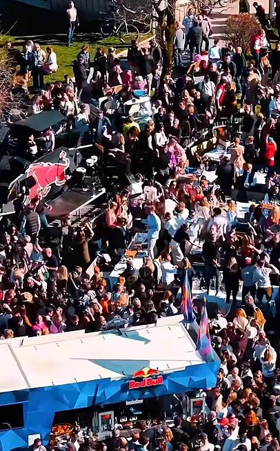 Aufnahmen aus vergangenen Jahren zeigen: Bei der &bdquo;Osterparty&ldquo; in Bad Wiessee wird es voll. Der Veranstalter wirbt flei&szlig;ig auf Instagram.