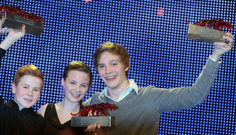 Der Schauspieler Leon Seidel (l-r), Jasna Fitzi Bauer und Jonas Nay freuen sich in Berlin bei der Verleihung des "New Faces Award" im Tempodrom über ihre Auszeichnung.