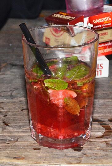 Name: Heißer Himbeer Mojito
Stand: Tollwood
Preis: 7 Euro
Menge: 0,3 Liter
Sterne: 5/5

FAZIT: Gewinner des Abends! Kalte Himbeeren in einem heißen Drink, die mit dem Strohhalm in den Mund flutschen.. Ich schmecke Rum, Minze und Beeren. Heiß, aber trotzdem erfrischend. Nicht zu süß, nicht zu sauer. Der perfekte heiße Cocktail.