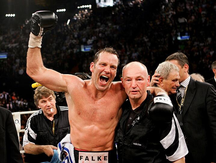 Henry Maske feiert 2007 mit seinem Trainer Manfred Wolke (r.) den Sensationssieg im Comeback-Fight gegen Virgil Hill.