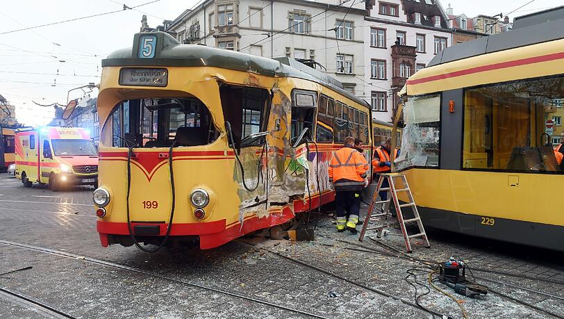 Bei der Kollision zweier Straßenbahnen sind in Karlsruhe mindestens acht Menschen verletzt worden.