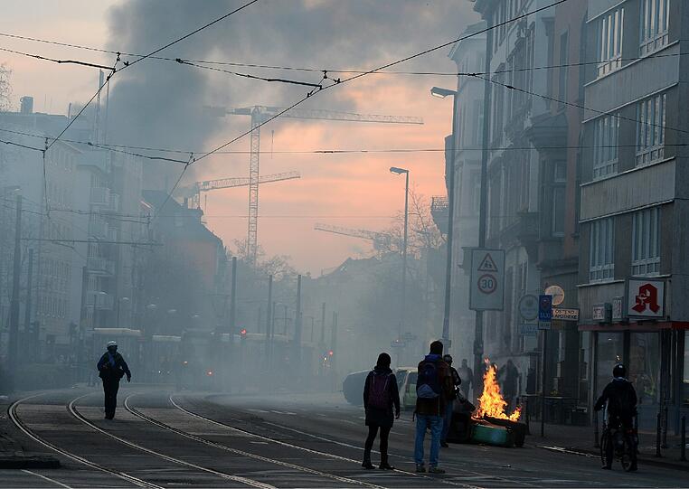 Der Protesttag der kapitalismuskritischen Blockupy-Bewegung hat in Frankfurt mit einer Welle der Gewalt begonnen