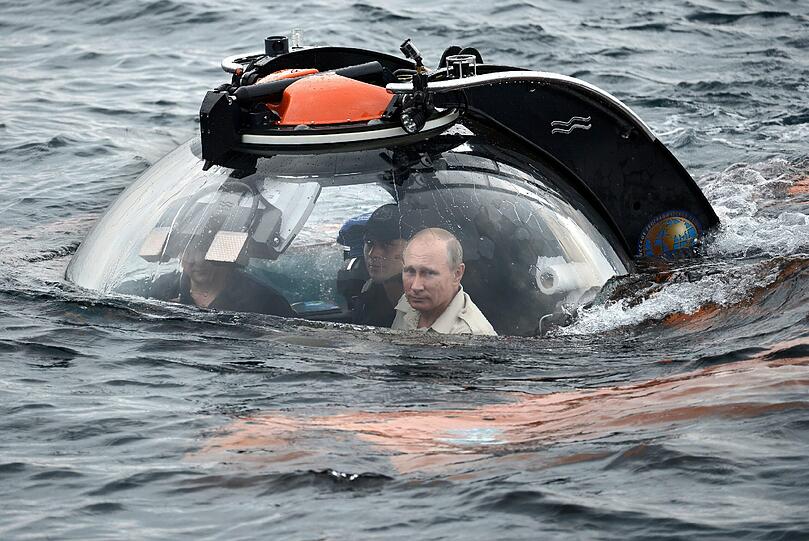 Abgetaucht: Ob als einsamer Reiter in der russischen Tundra, als Kampfjetpilot oder als Marineoffizier in der Tauchglocke &ndash; kein Staatschef dieser Welt, abgesehen vielleicht von Nordkoreas Kim Jong Un, liebt die Inszenierung seiner Person als tollkühnes Allroundtalent so sehr wie Wladimir Putin. In einem Tauchboot besuchte er am 18. August ein Schiffswrack aus dem 11. Jahrhundert. Das Geschmäckle an dem präsidialen Tauchgang: Er fand im Schwarzen Meer direkt vor der kürzlich annektierten Halbinsel Krim statt.