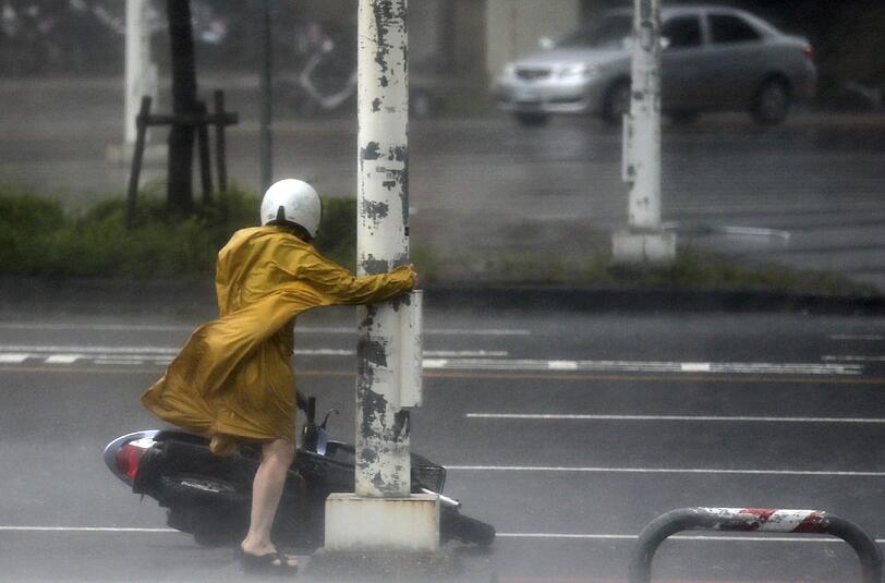 Mit dem Motorroller ist kein Weiterkommen möglich. Foto: Ritchie B. Tongo